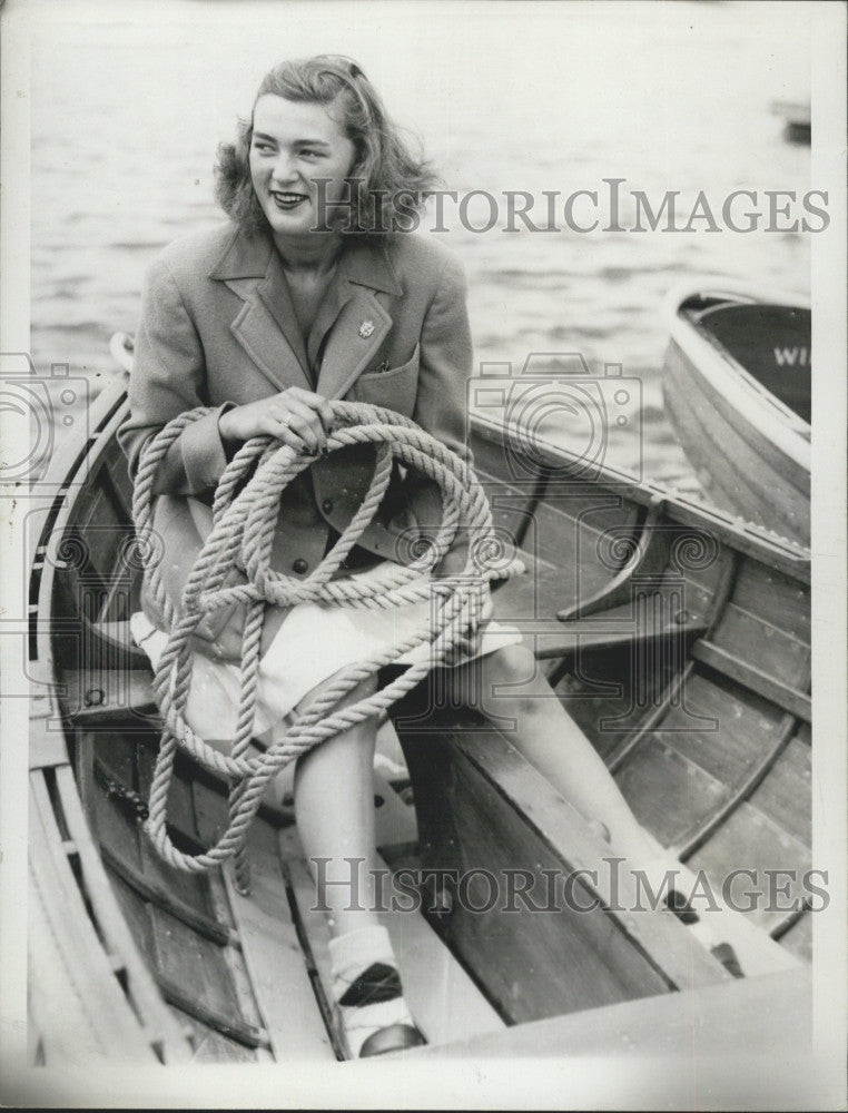 1941 Press Photo Miss Elise Burkard in a small boat - Historic Images