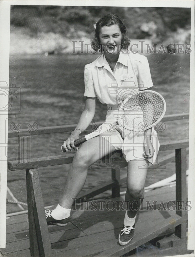 1945 Press Photo Miss Elise Burkard, with a tennis racquet - Historic Images