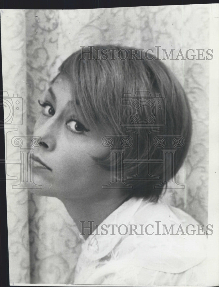 1967 Press Photo Actress Genevieve looking for a role - Historic Images