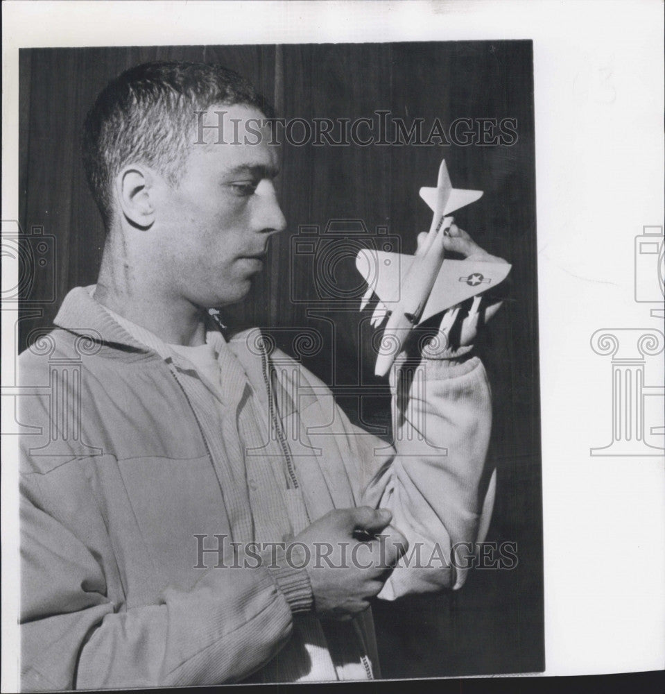 1963 Press Photo Navy pilot Lt William H Geretry &amp; model of A4B plane - Historic Images