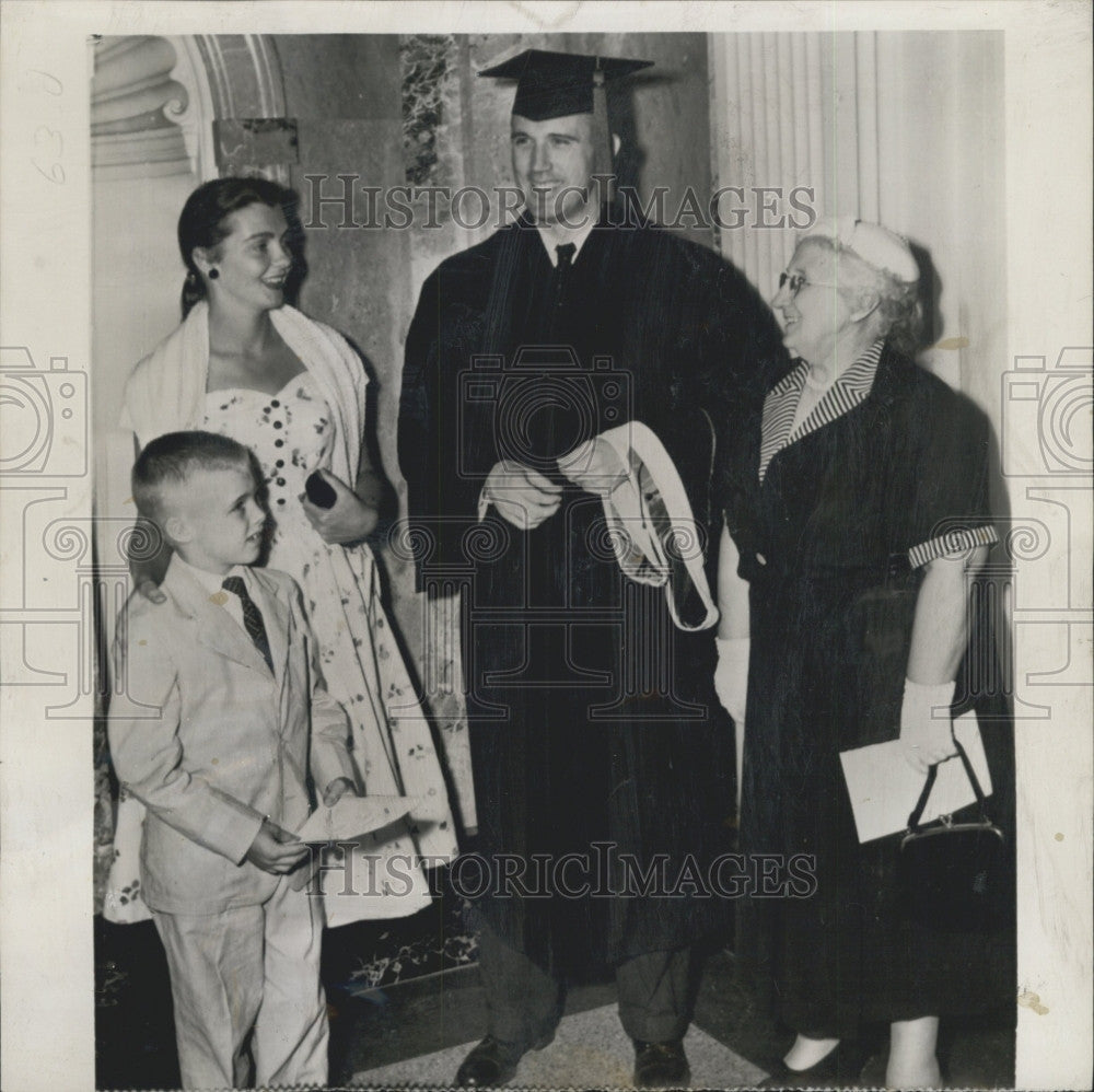 1954 Press Photo Contractor Edward Gerety Pursues Dream of Doctor - Historic Images