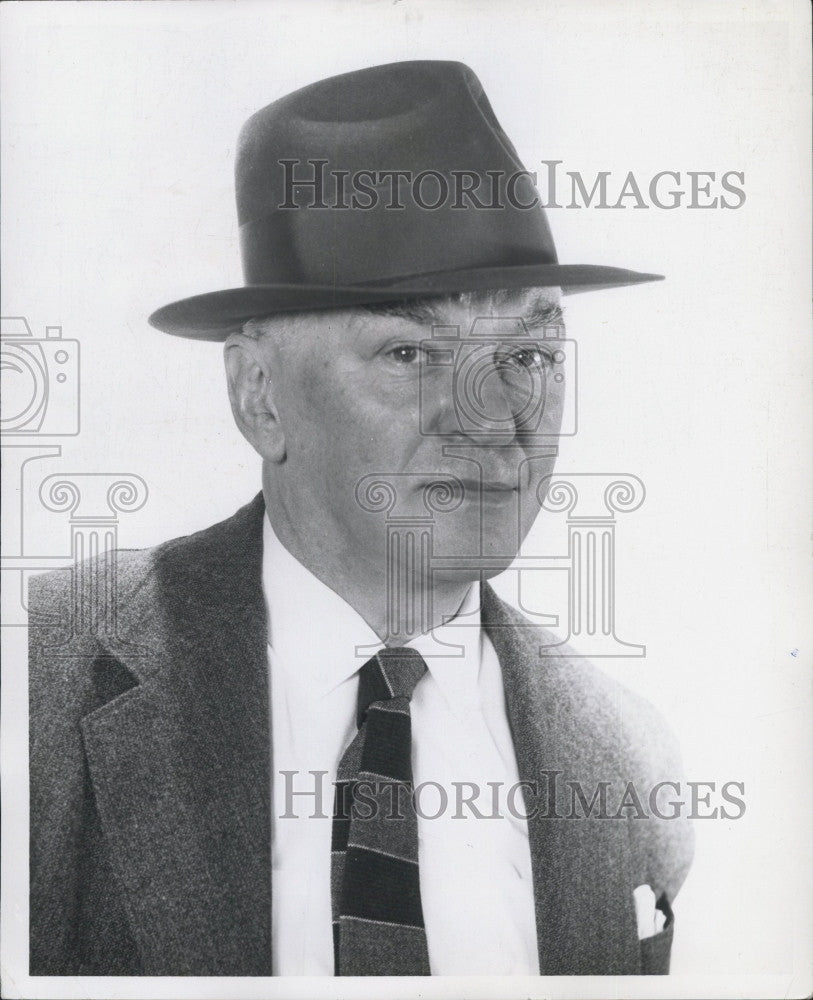 1957 Press Photo Austen Lake Author War Correspondent Columnist - Historic Images