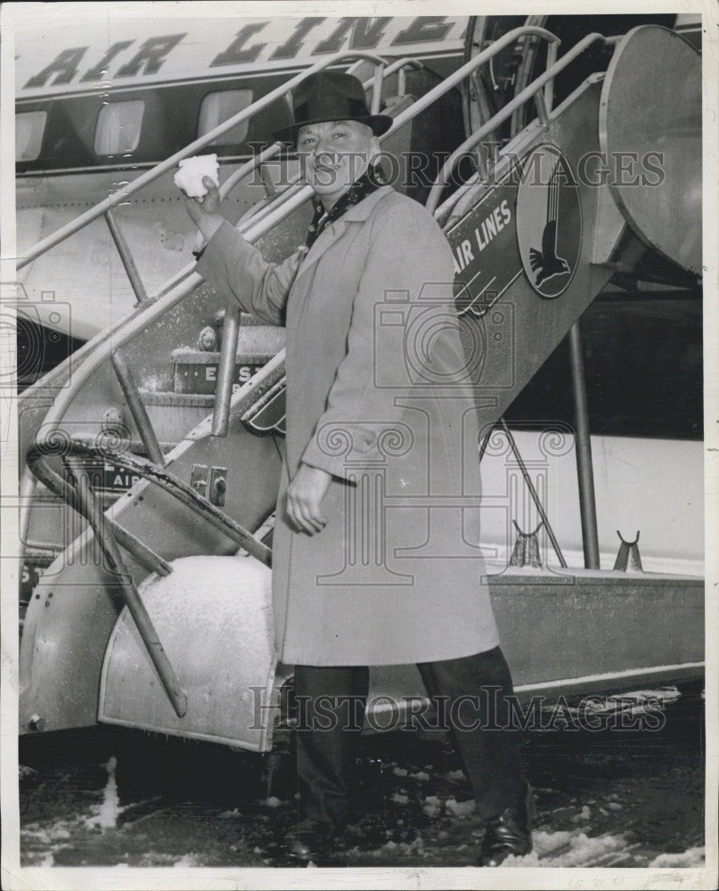 1958 Press Photo Austen Lake Author War Correspondent Columnist Airplane - Historic Images