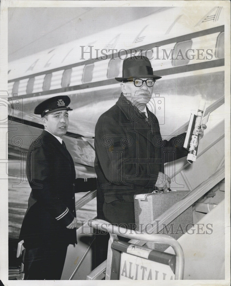 1958 Press Photo Austen Lake Author War Correspondent Columnist Airplane - Historic Images