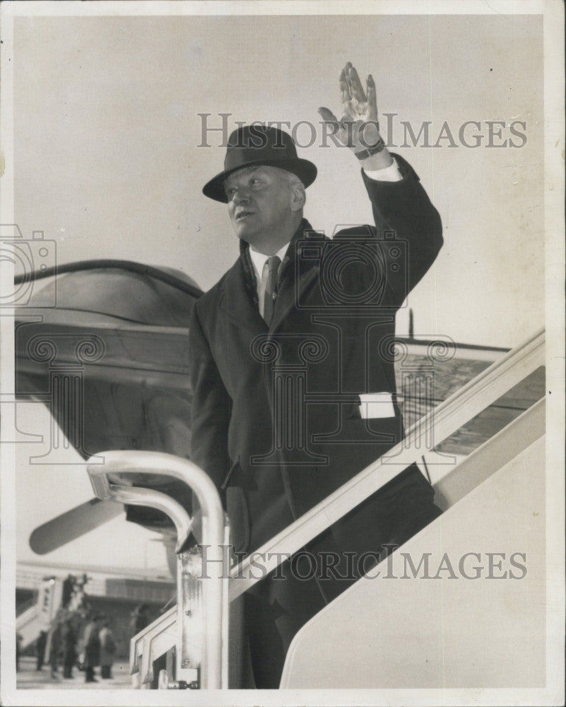 1958 Press Photo Austen Lake Author War Correspondent Columnist Rome Flight - Historic Images