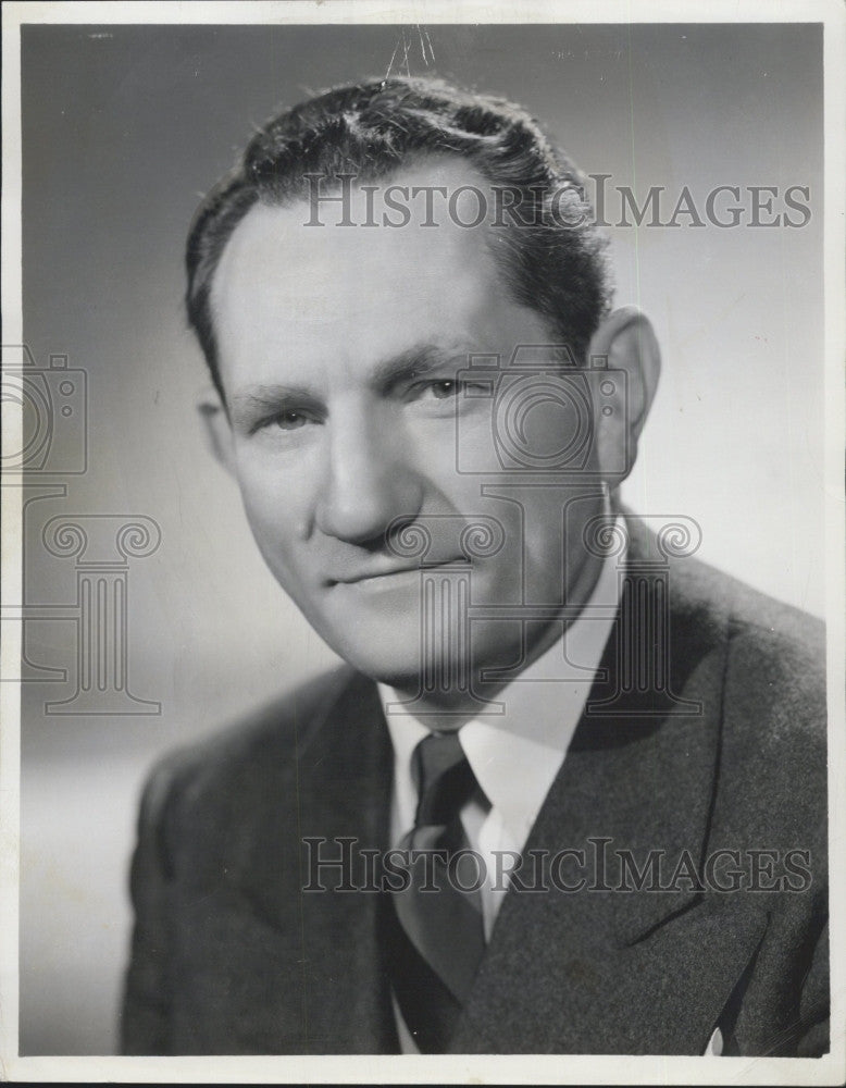 1945 Press Photo Dolphe Martin Director Youth On Parade WEEI Radio - Historic Images