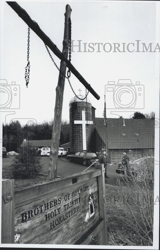 1996 Press Photo Police Investigate Slaying Of Pastor Martin Henry - Historic Images