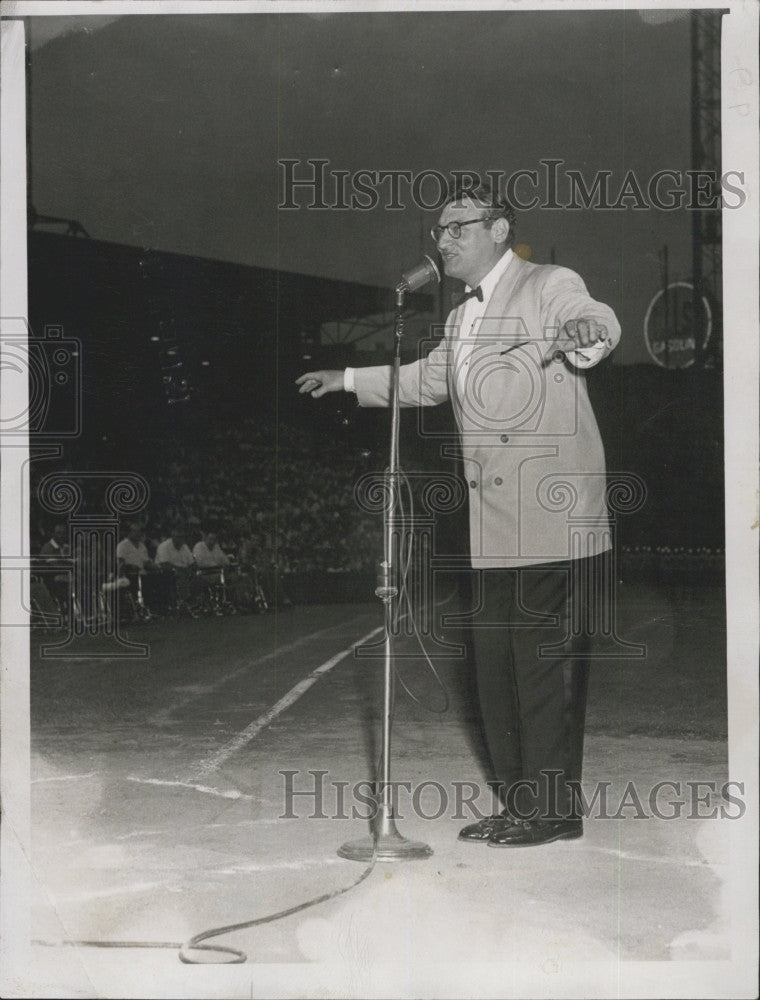 1954 Press Photo Singer, Songwriter And Actor Frankie Laine Performing - Historic Images