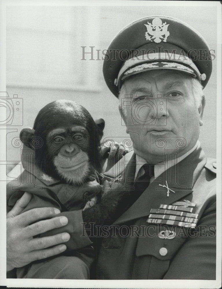 1982 Press Photo Actor Robert Mandan And Chimp In Private Benjamin - Historic Images