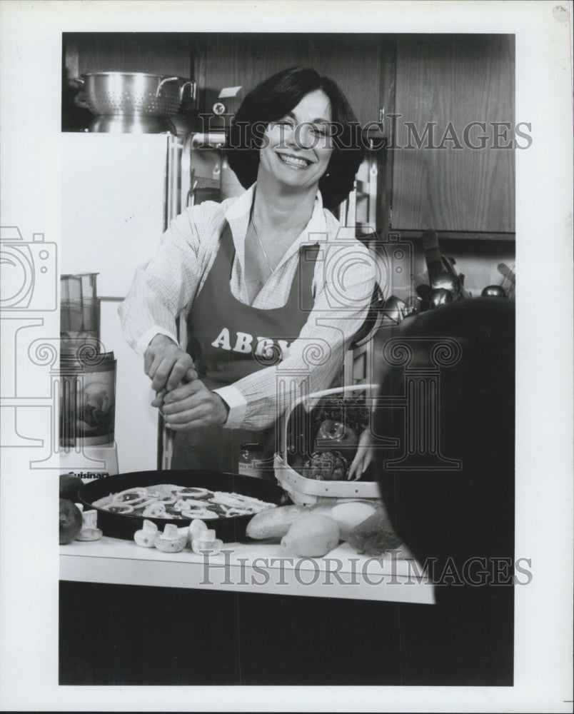 Press Photo Abby Maudel cooking food - Historic Images