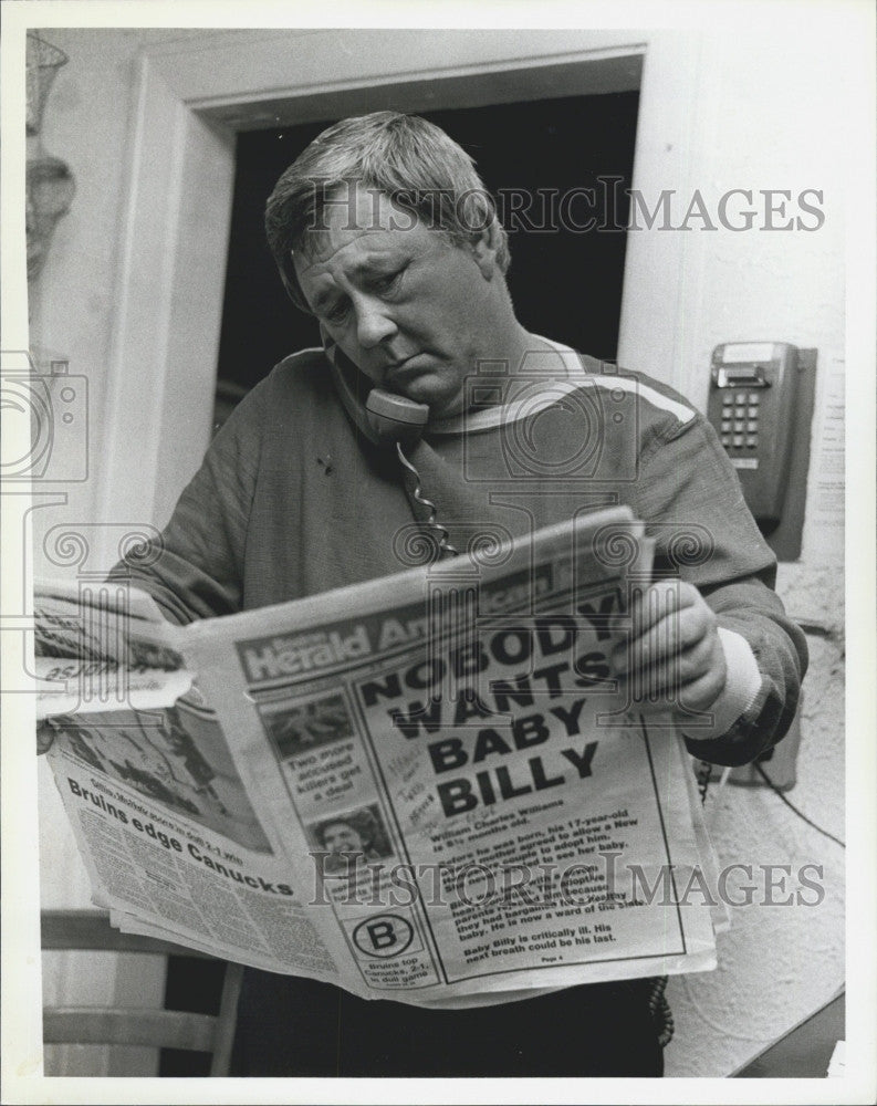 1981 Press Photo Frank Ryan reads paper about Baby Billy in Boston - Historic Images