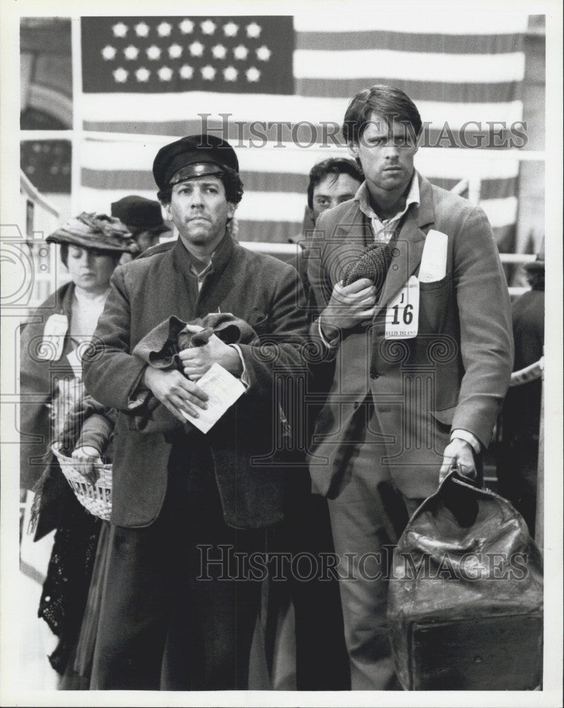 1995 Press Photo Actors Peter Riegert and Greg Martyn In Ellis Island on CBS - Historic Images