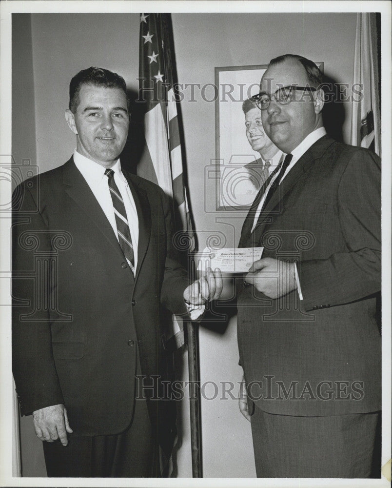 1963 Press Photo Dr Joseph F. Maloney Exec Diretor of Mass Trans. System with - Historic Images