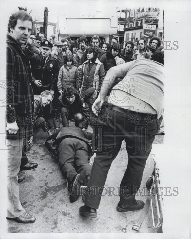 1979 Press Photo Police Officer Leo Maloney given first aid on stretcher - Historic Images