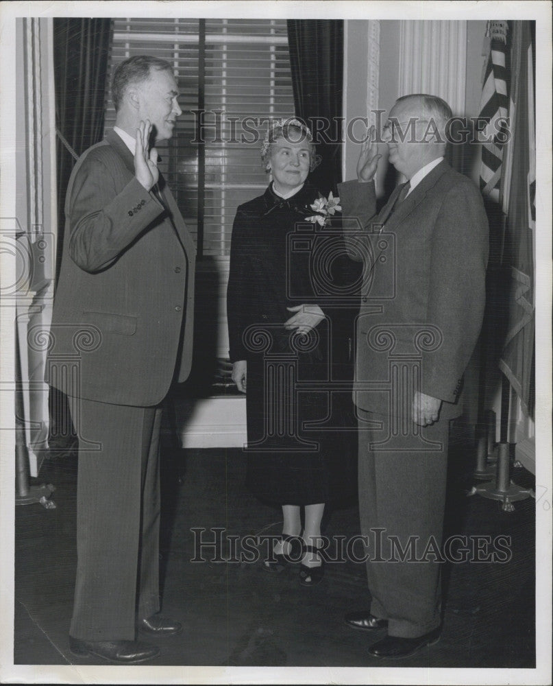 1956 Press Photo Gov Herter swears in Ephraim martin as D.A. of Middlesex Co. - Historic Images