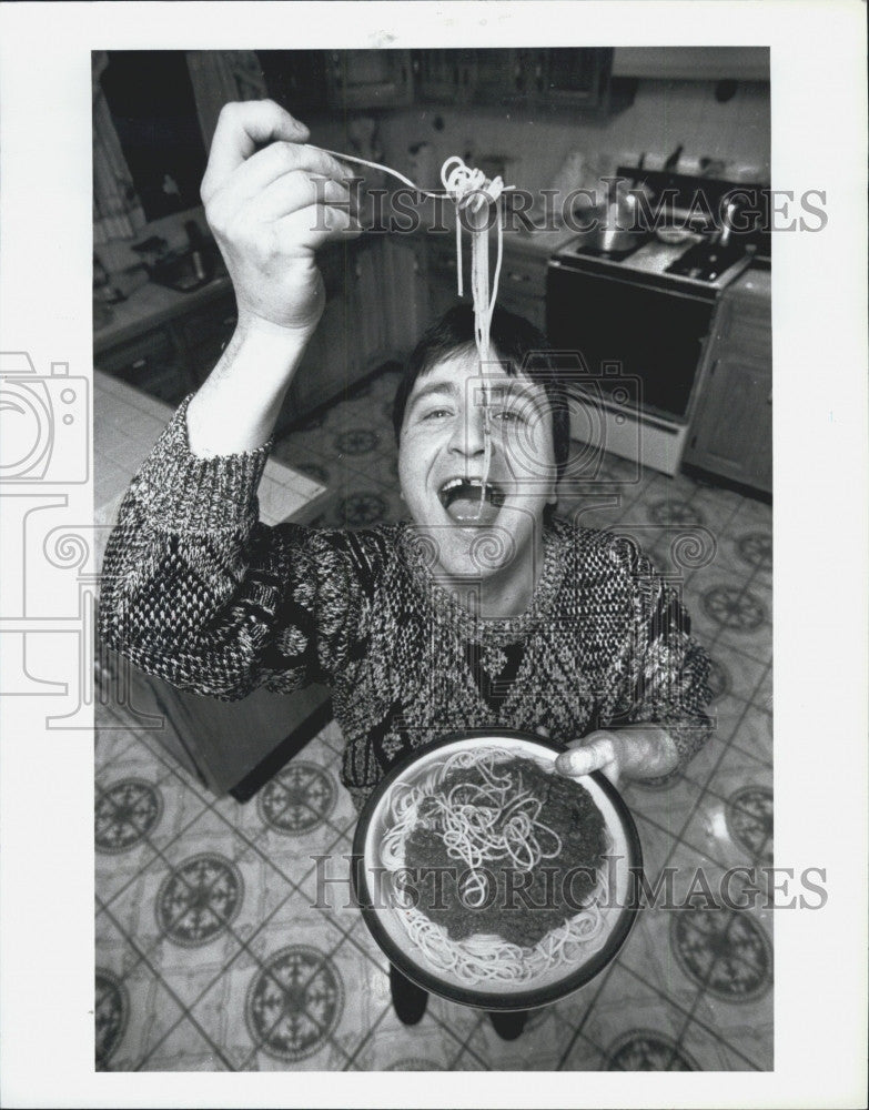 1995 Press Photo A young man eats spaghetti that his mom made - Historic Images