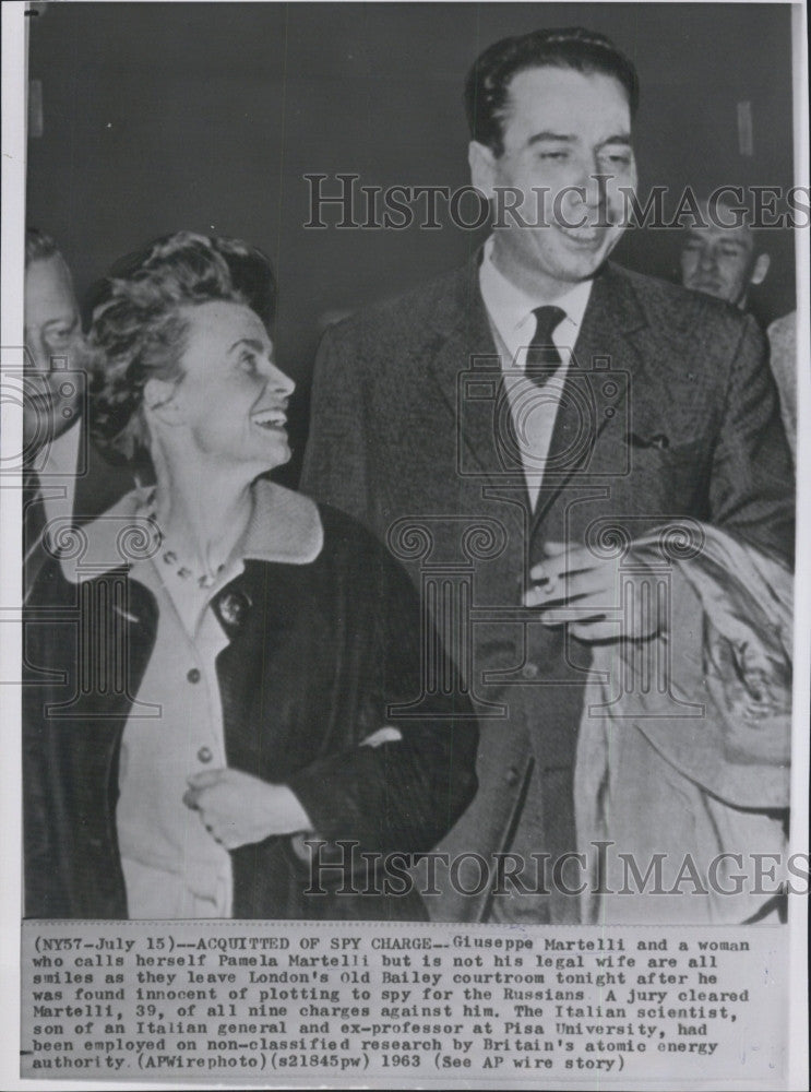 1963 Press Photo Giuseppe Martelli and Pamela Martelli  leaving court after he - Historic Images