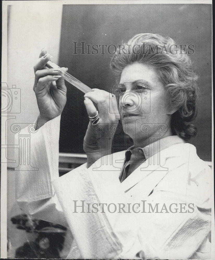 1970 Press Photo Dr Reba Labarthe Martelli, Brazilian scientist with bacteria - Historic Images