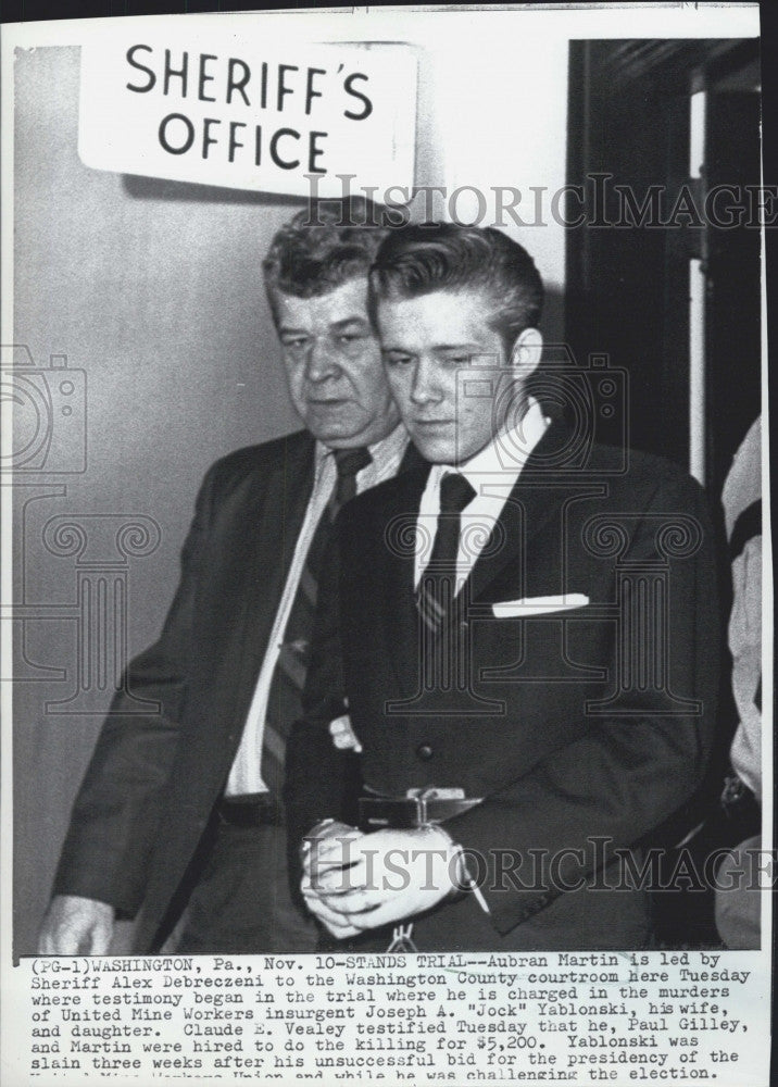 1971 Press Photo Abran Martin led by Sheriff Alex Debreczeni to trial where - Historic Images