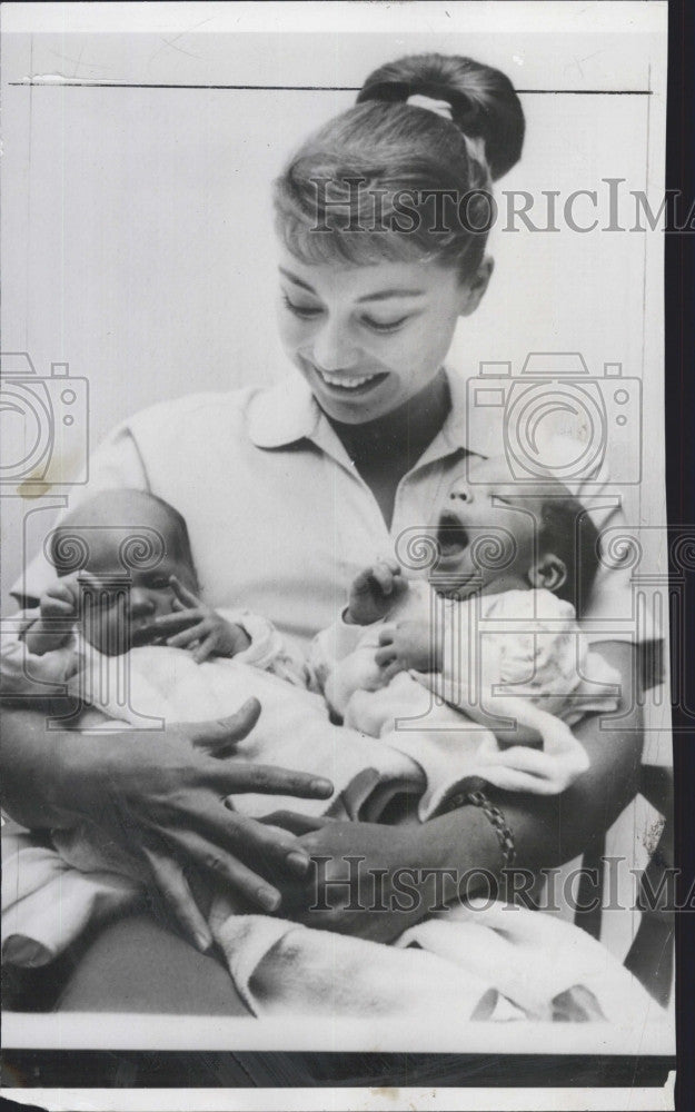 1959 Press Photo Actress Andra Martin with twin sons, their dad is Actor Ty - Historic Images