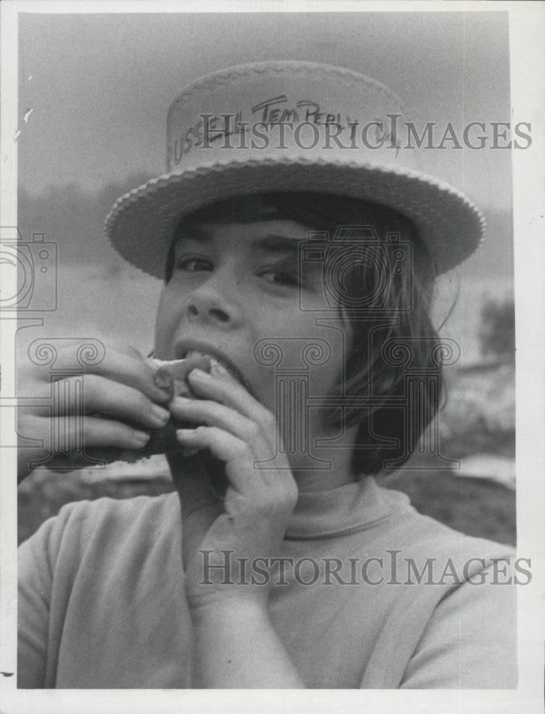 1972 Press Photo Clifford Martin,cousin of a POW and his hotdog - Historic Images