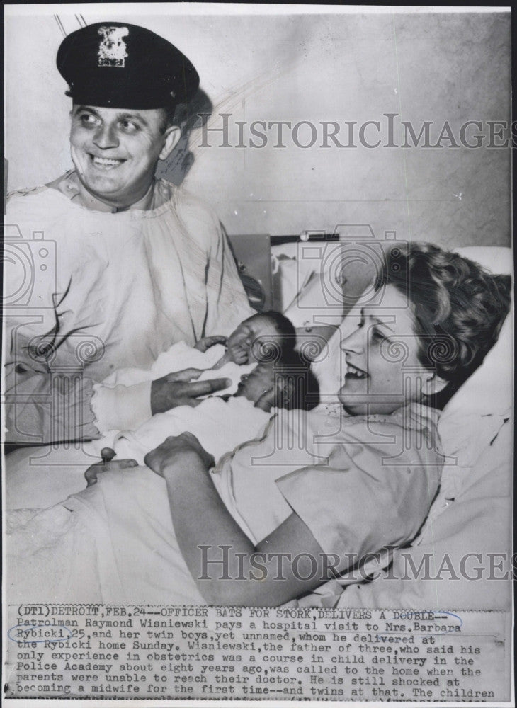 1964 Press Photo Patrolman R Wisniewski &amp; Mrs Barb Rybicki and her twins - Historic Images