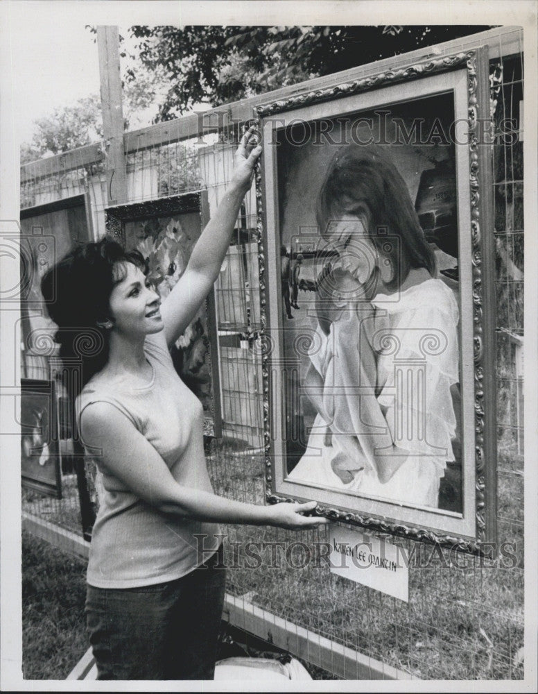 1971 Press Photo Lovely Karen Lee Martin Arranges her works of Art at Boston - Historic Images