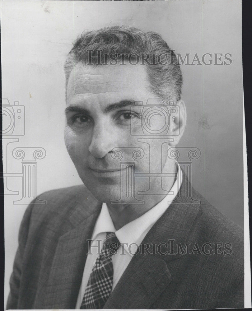 1957 Press Photo Mr Roy Churchillo  Style Director at Gilchrist&#39;s Beauty  Salon - Historic Images