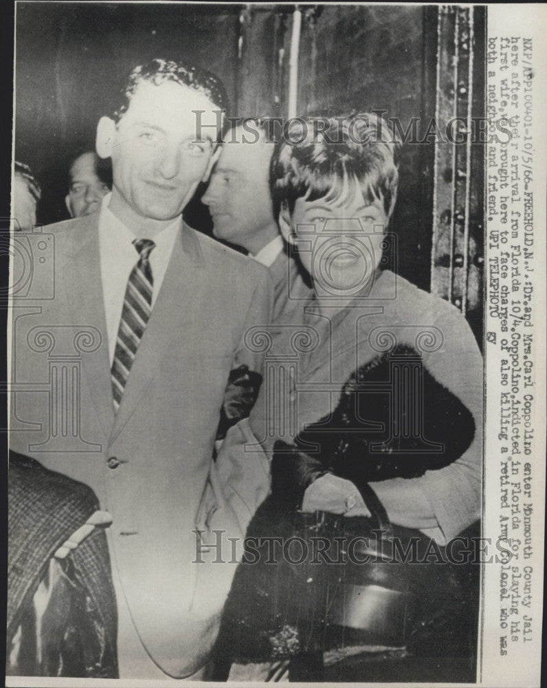 1966 Press Photo Dr and Mrs. Carl Coppolino enter Mamouth County Jail - Historic Images