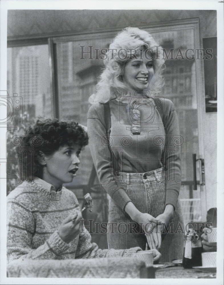 1984 Press Photo Teri  Copley and Bonnie Urseth in  &quot;We&#39;ve Got It Made&quot;. - Historic Images