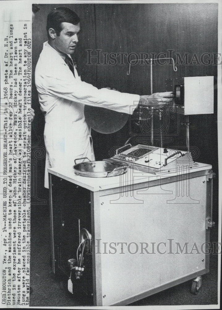 1969 Press Photo Dr E.B. Diethrich and a heart machine - Historic Images