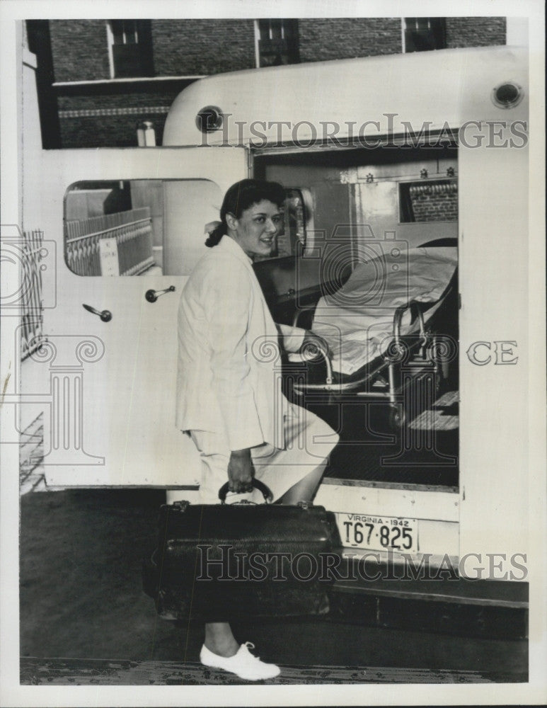 1942 Press Photo Dr Mariana Diez-Rivas and her ambulance - Historic Images