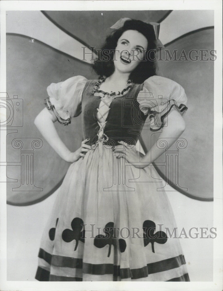 1941 Press Photo Peggy Diggins models St Patrrick&#39;s dress - Historic Images