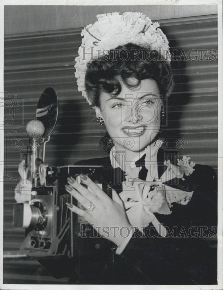 1942 Press Photo Peggy Diggins  stops acting to become photog - Historic Images