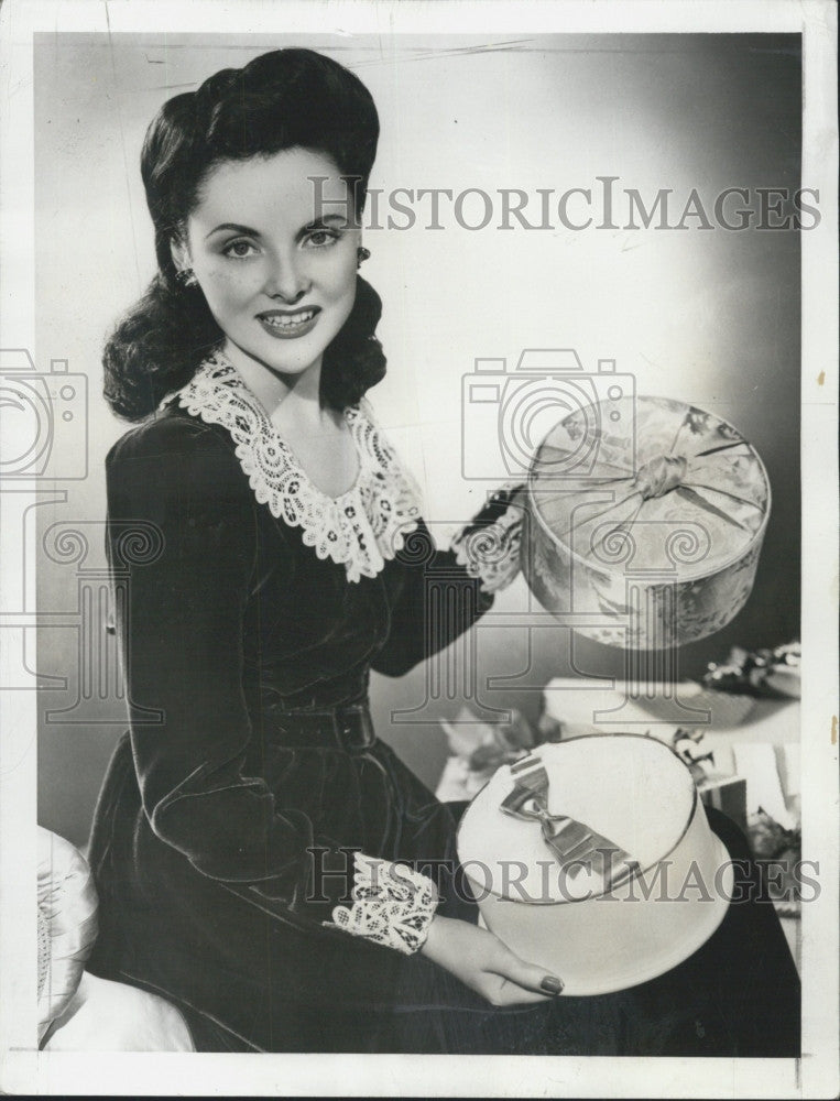 1941 Press Photo actress Peggy Diggins with box of body powder as Christmas gift - Historic Images