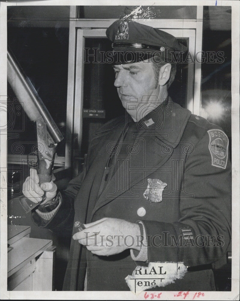 1972 Press Photo Patrolman Philip Dion,open sawed-of shotgun and disarms. - Historic Images