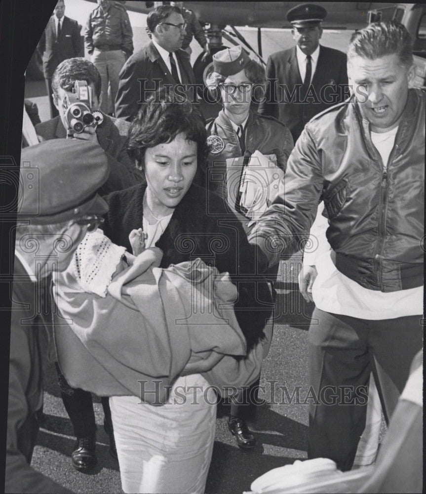 1965 Press Photo Mrs. Le Van Diem holding ill son Le Van Diet Huong - Historic Images