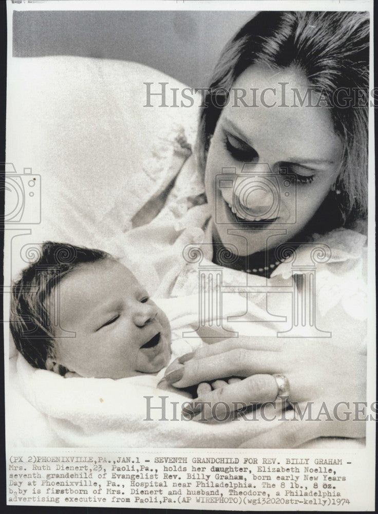 1974 Press Photo Mrs Ruth Dienert with daughter Elizabeth Noelle  The Seventh - Historic Images