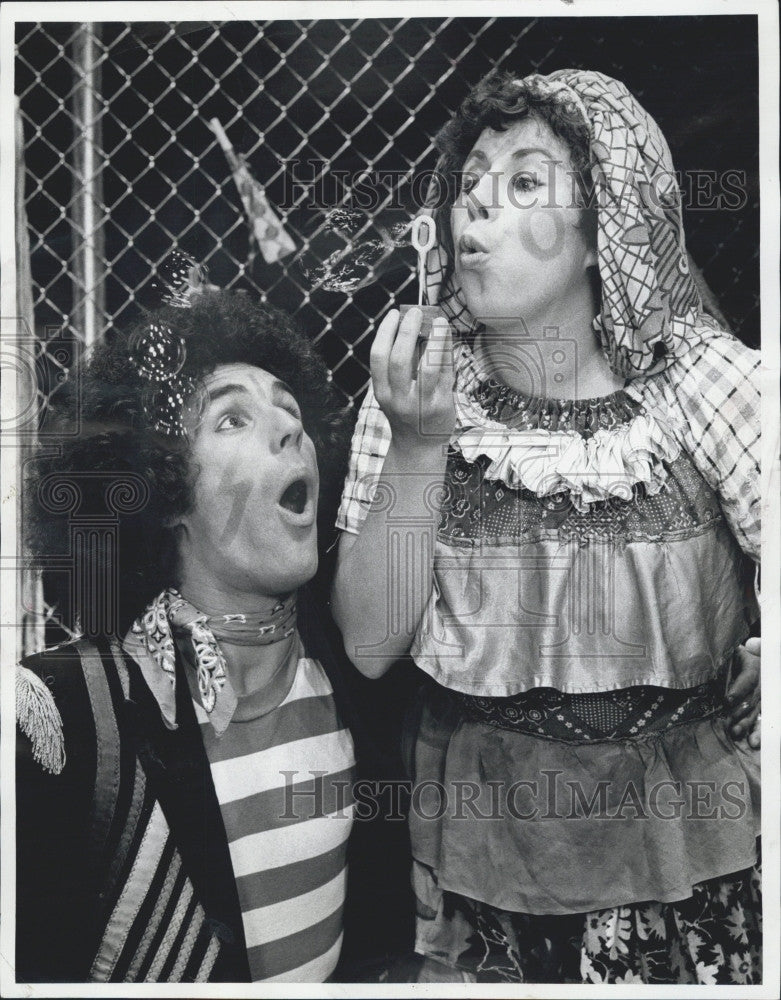 1975 Press Photo Kathy Dimitroff &amp; Bob Siems Star In Godspell - Historic Images