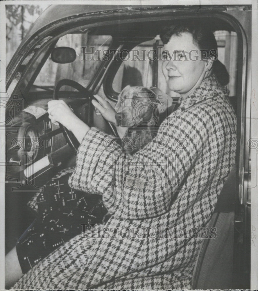 1957 Press Photo chronic sleepwalker Marcia Wollner at wheel of car she drove - Historic Images