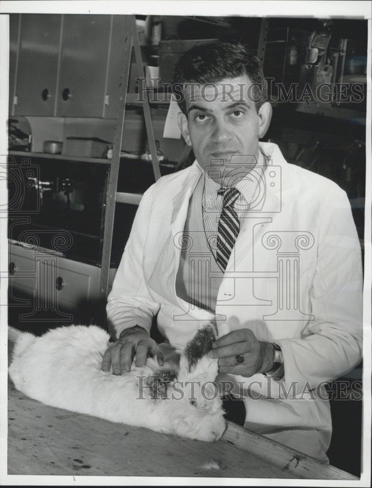 1957 Press Photo Dr. Ernest L Wynder  at cancer reasearch  institute - Historic Images