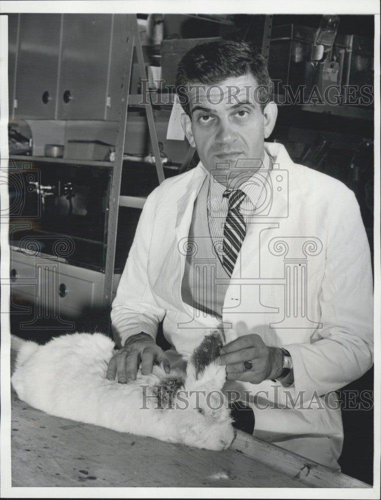 1957 Press Photo Dr. Ernest L Wynder at cancer research institute - Historic Images