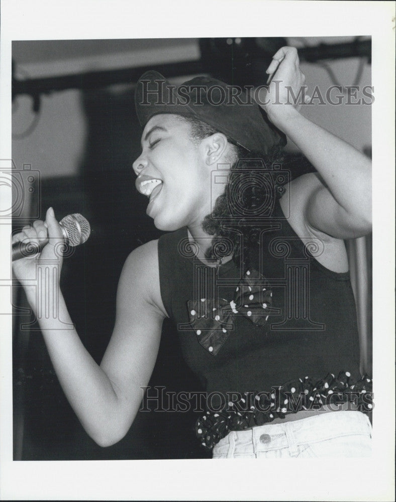 1989 Press Photo Pop Singer Chena Columbia Records - Historic Images