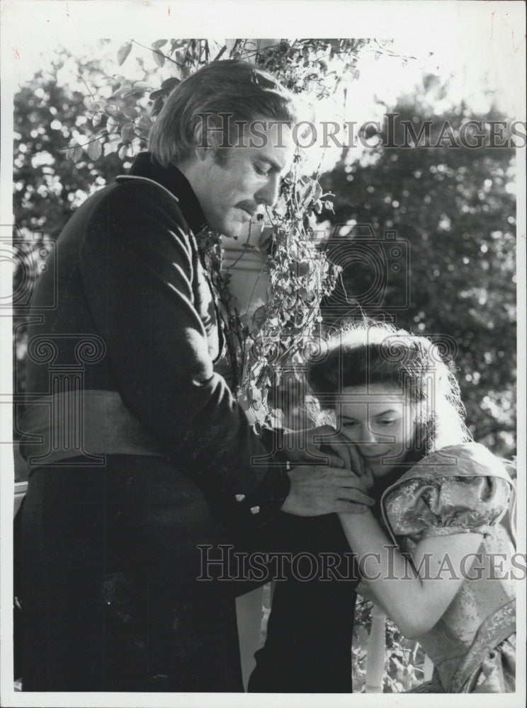 1986 Press Photo Richard Chamberlain posing for photo - Historic Images