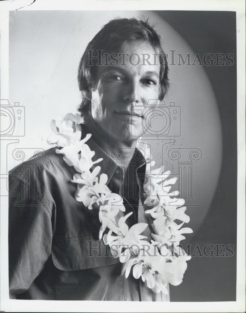 1989 Press Photo Richard Chamberlain posing for photo - Historic Images