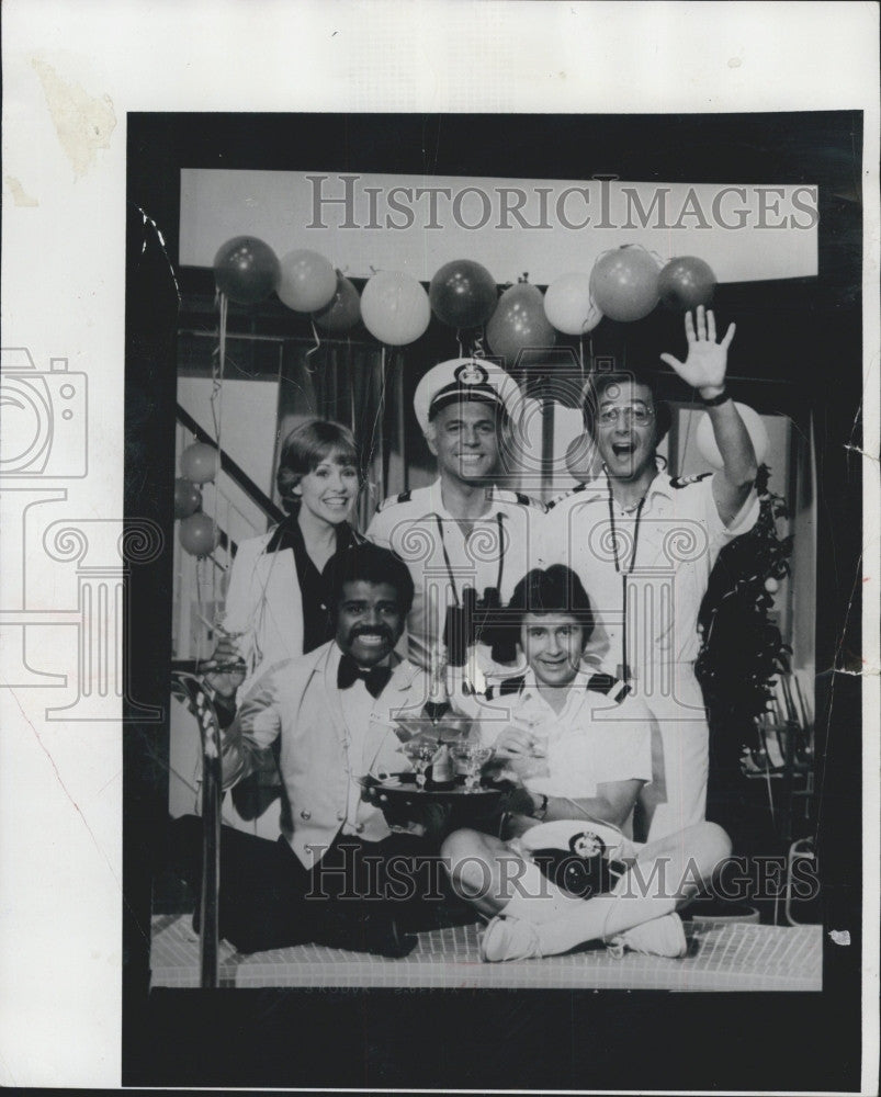 1977 Press Photo Gavin MacLeod, other crew members &quot;The Love Boat&quot; - Historic Images