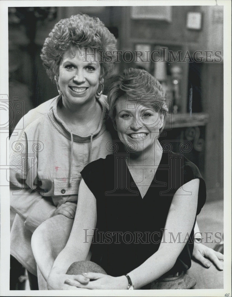 1985 Press Photo Lauren Tewes, Vicki Lawrence &quot;Anything for Love&quot; - Historic Images