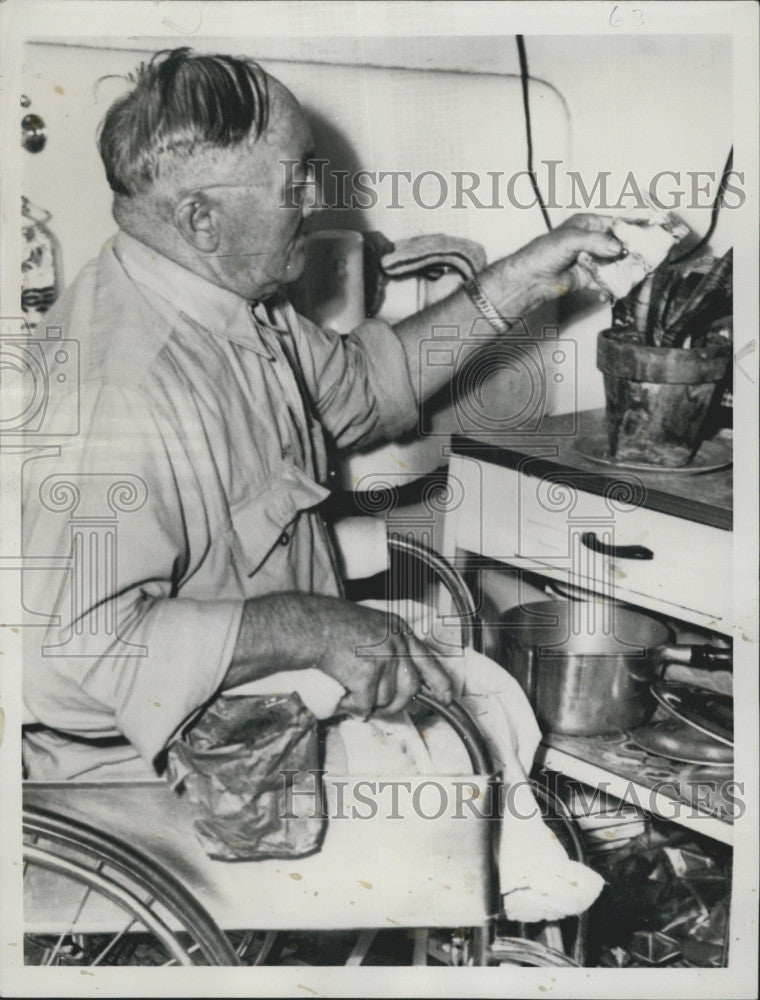 1952 Press Photo Legless Gust Tews, Chicago Janitor - Historic Images