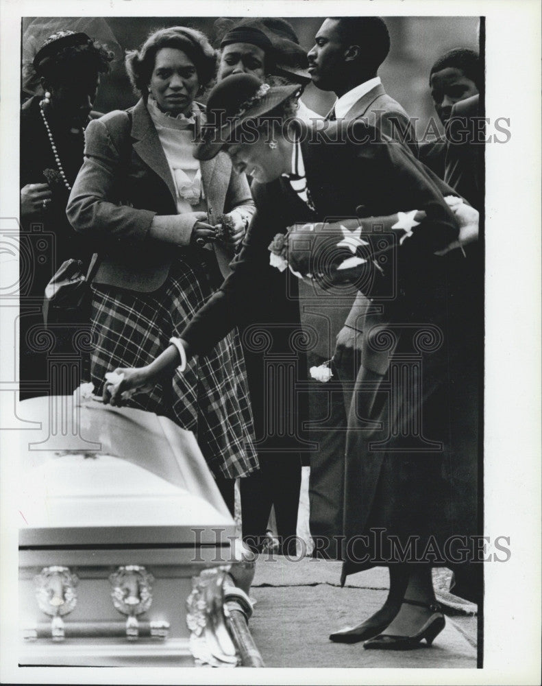 1986 Press Photo Singer  Irma Thomas,grieves with her son Bruce Thomas. - Historic Images