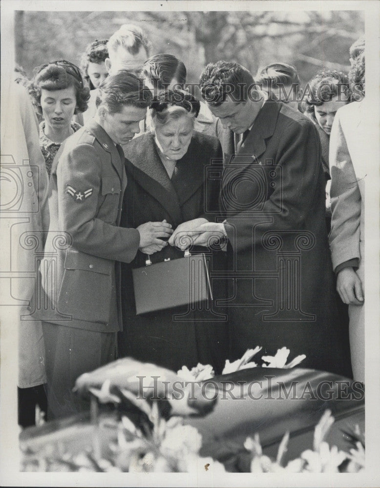 1960 Press Photo Mrs. Catherine Theall as she watches her sons casket - Historic Images